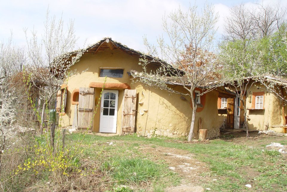 REPORTAJ/Ileana Mavrodin, arhitecta care a proiectat ”Castelul de lut din Valea Zânelor”, își dezvăluie secretele. Povestea caselor ”mângâiate”!