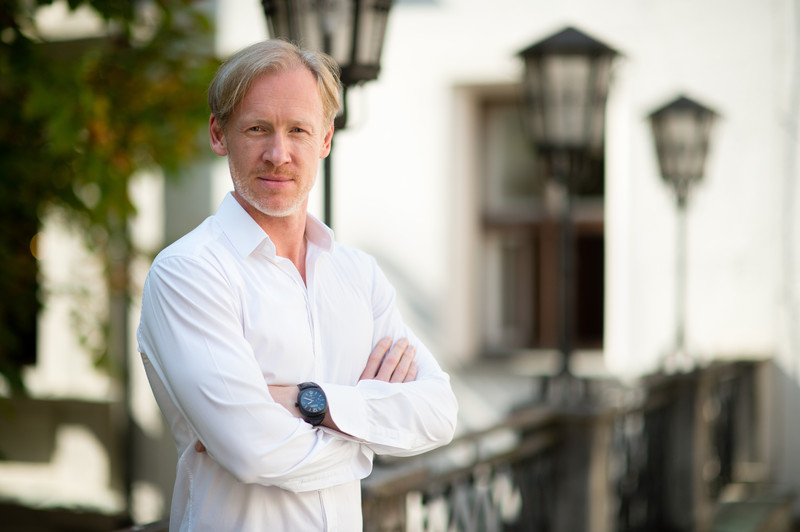 El ar fi iubitul fiicei mici a lui Vladimir Putin. Poartă același nume cu al președintelui Ucrainei și locuiește în Germania