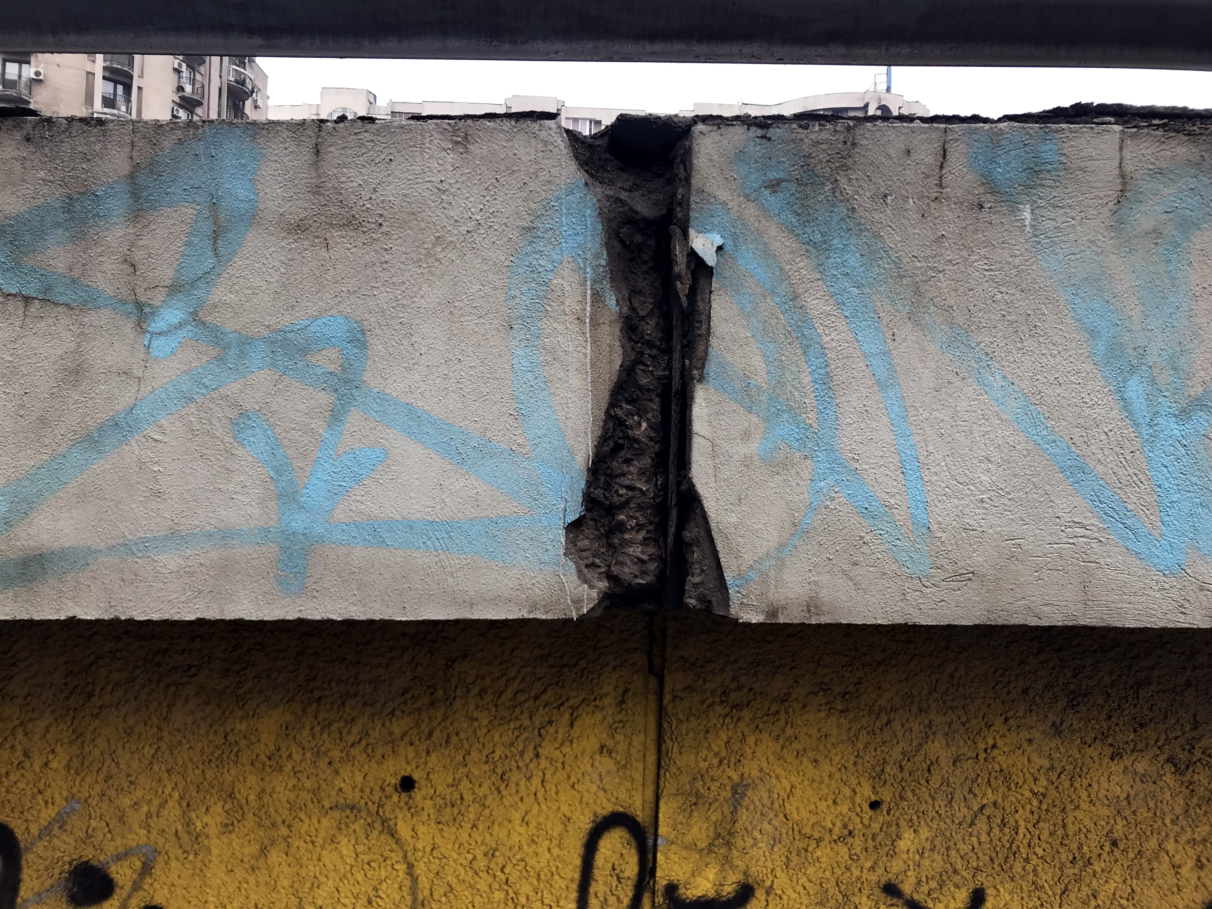 Pericolul de pe Podul Grant. Gropile, bucățile de beton desprinse și parapeții de metal ruginiți au îngrozit șoferii, nu și autoritățile