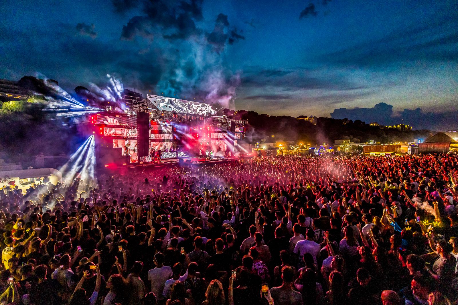 Festivalul NEVERSEA, ziua 1 - peste 65.000 de participanți. Lil Uzi Vert a făcut un show total pe mainstage, zecile de mii de fani au cântat alături de rapperul american