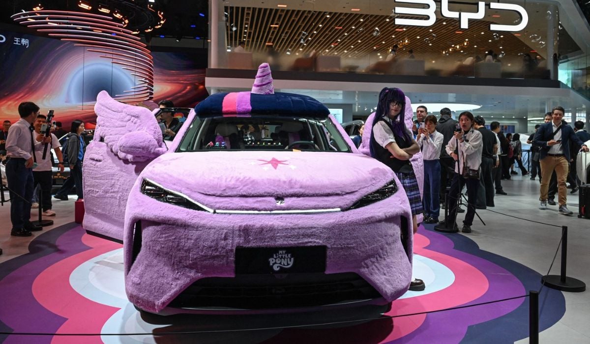 Cum arată cea mai pufoasă și drăgălașă mașină din lume: noul BYD cu tapițerie plușată și tematică „My Little Pony” a cucerit Beijingul