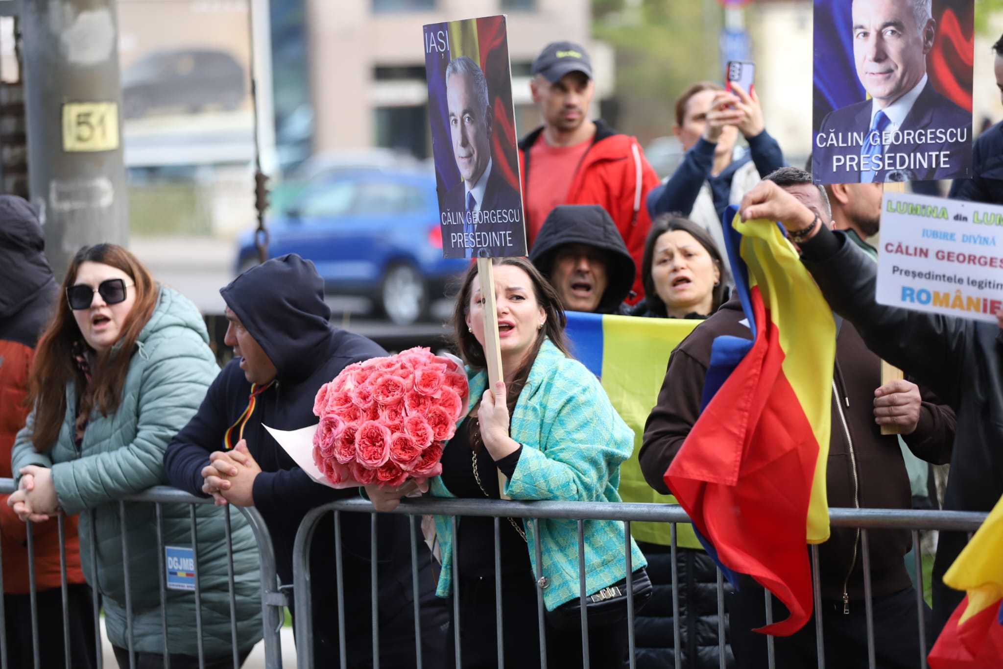 Călin Georgescu, în fața judecătorilor de la Înalta Curte. Susținătorii lui au venit cu porumbei albi și flori: „Pace, credință și iubire”