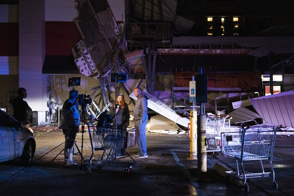 Șase state din SUA au rămas fără curent electric, după ce au fost lovite de tornade și de o furtună violentă