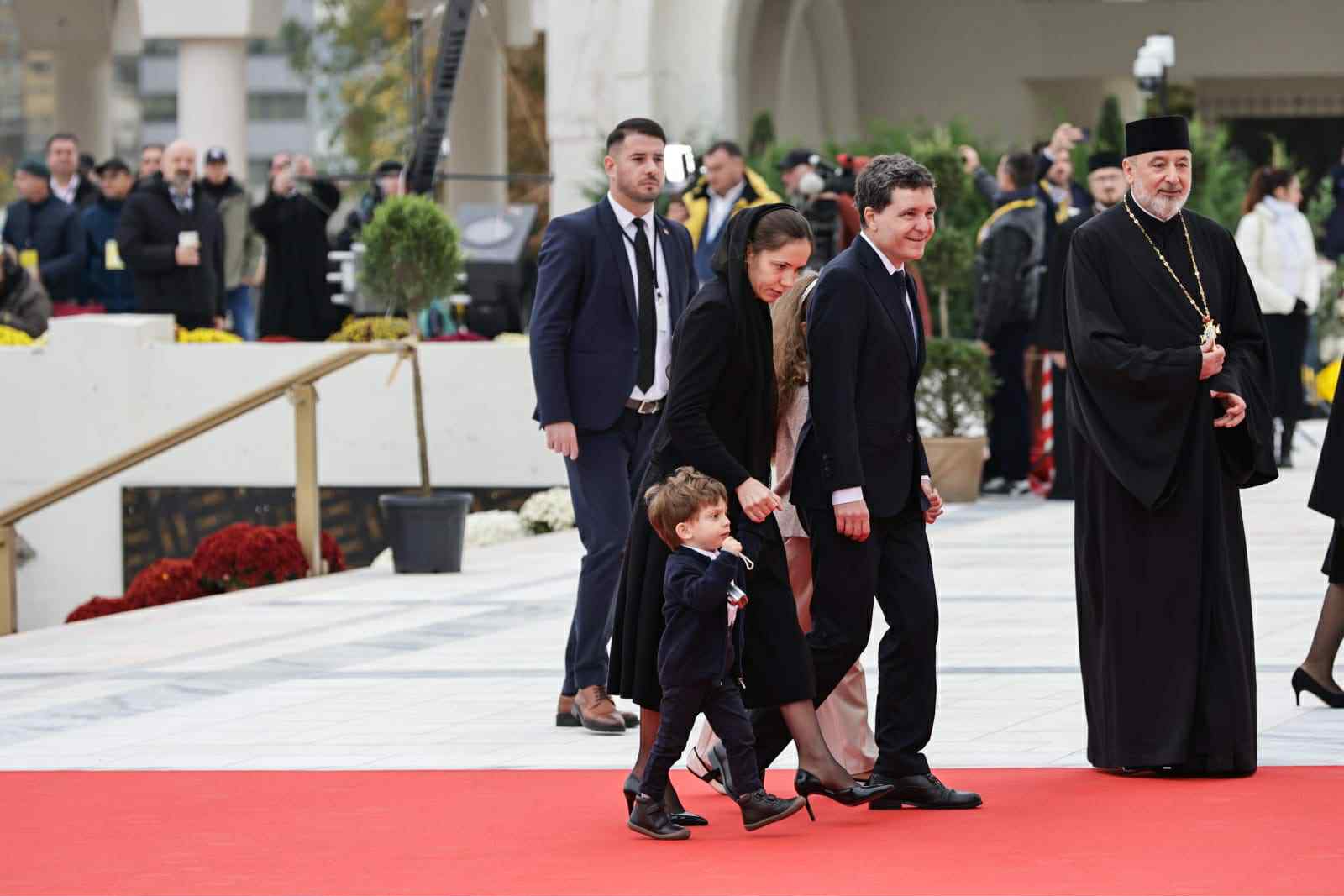 Fiul lui Nicușor Dan, moment amuzant la sfințirea Catedralei Mântuirii Neamului. Gestul micuțului l-a făcut pe președintele României să râdă