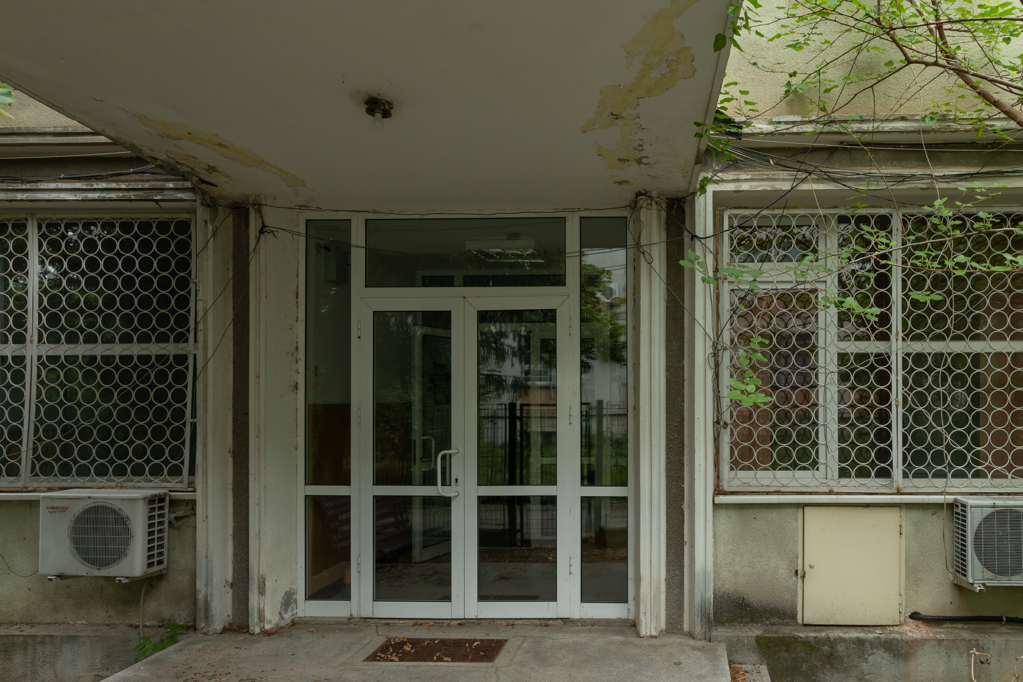 Mii de elevi din sectorul 4, mutați de primărie „temporar” în alte locații, pentru consolidări care nu au început nici după 2 ani