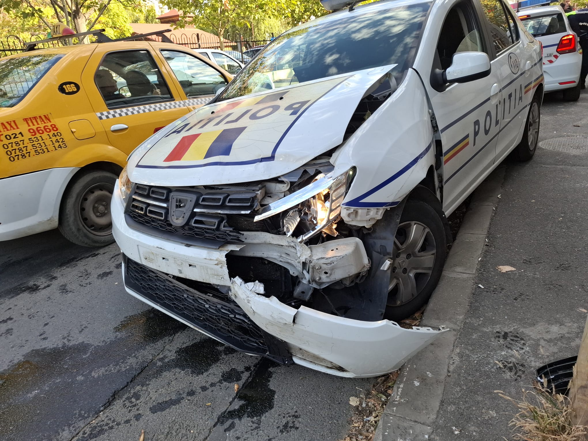 Șoferița lovită de mașina poliției în care erau doi suspecți reținuți acuză că autospeciala nu are RCA și nici nu avea semnalele acustice și luminoase pornite