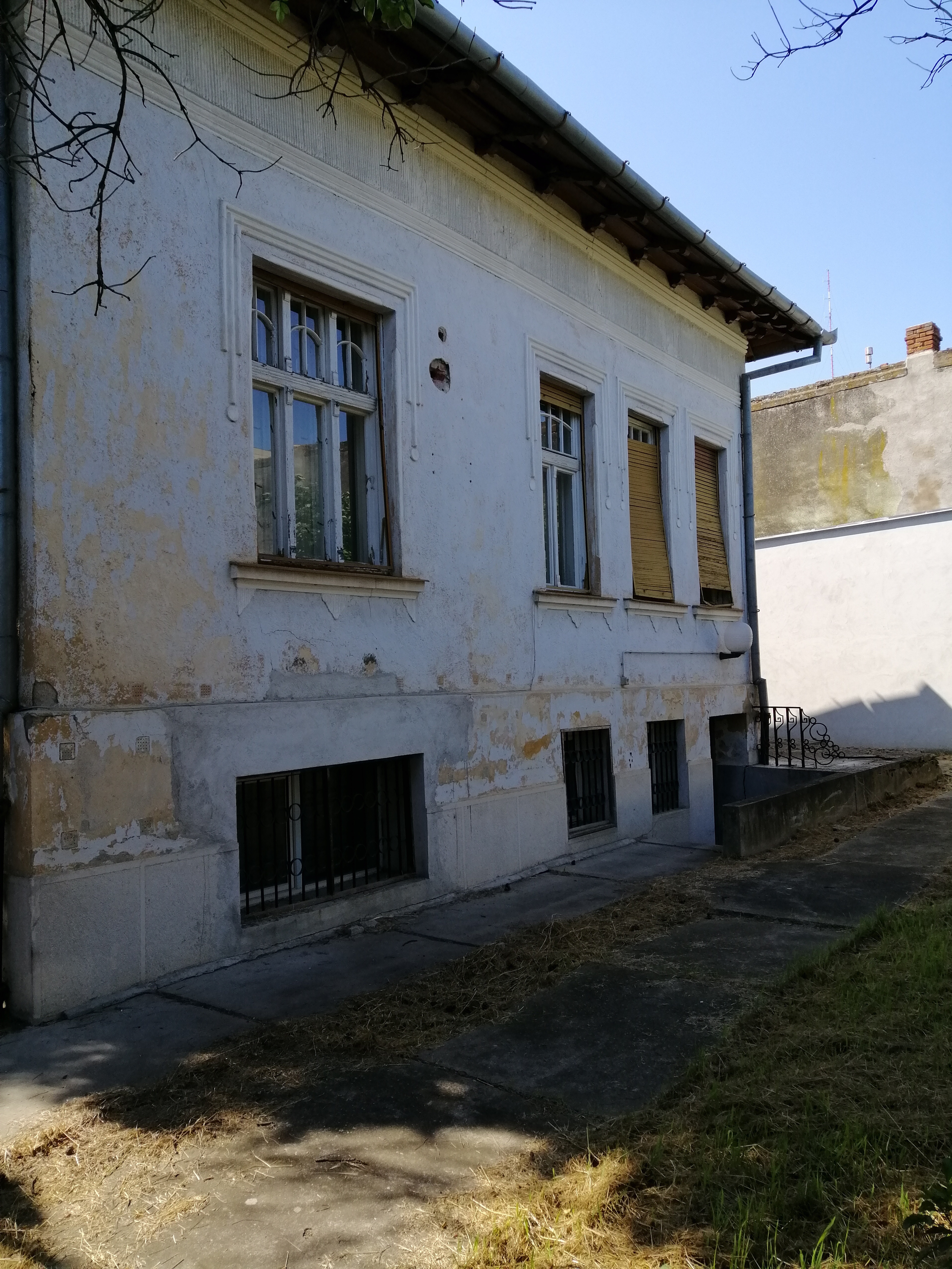 Se vinde o fostă vilă de protocol din vremea lui Ceaușescu. Cât cere statul pe clădirea nefolosită de 3 ani și cum arată acum