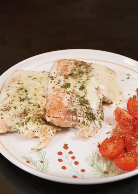 Rețeta de somon cu sos de smântână și parmezan a Andreei Ibacka. Se prepară rapid, cu câteva ingrediente