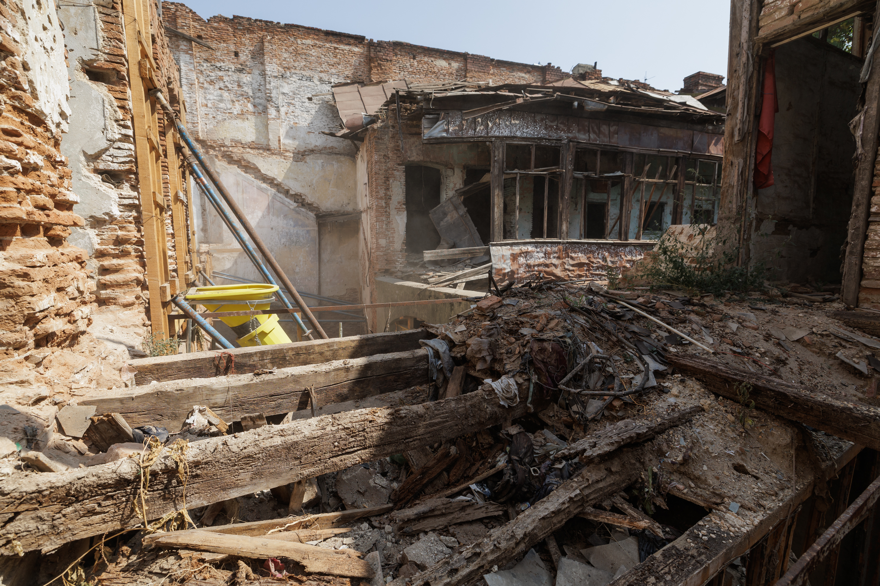 REPORTAJ. Libertatea a intrat pe șantierul de la Hanul Solacolu din București. „Era o groapă de gunoi și o bombă ecologică. Am scos două mii de tone de deșeuri”