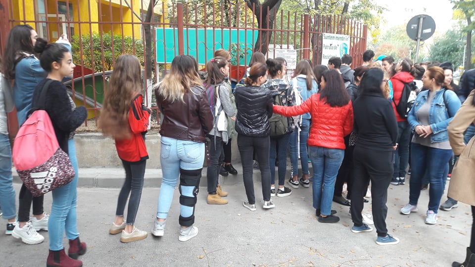 FOTO & VIDEO | Scandal la Școala Gimnazială ”Sfântul Andrei” din București. O profesoară e acuzată că le vorbește urât elevilor, părinții nu-și mai lasă copiii să intre la orele ei