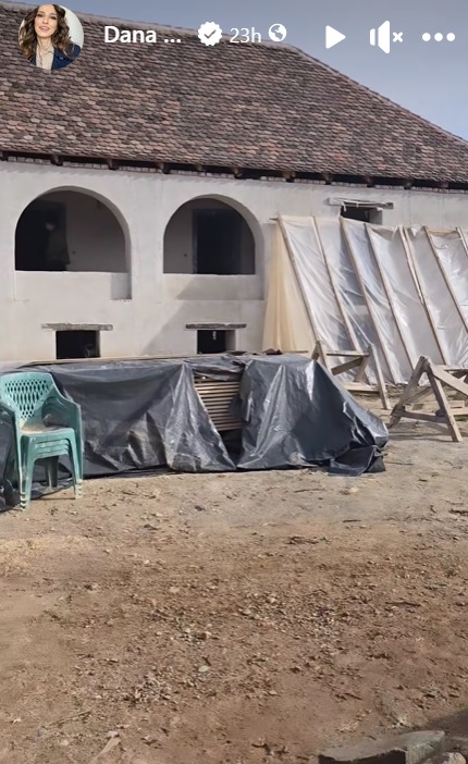 Imagini noi cu casa pe care o renovează Dana Rogoz la Viscri. Lucrările la locuința săsească au avansat