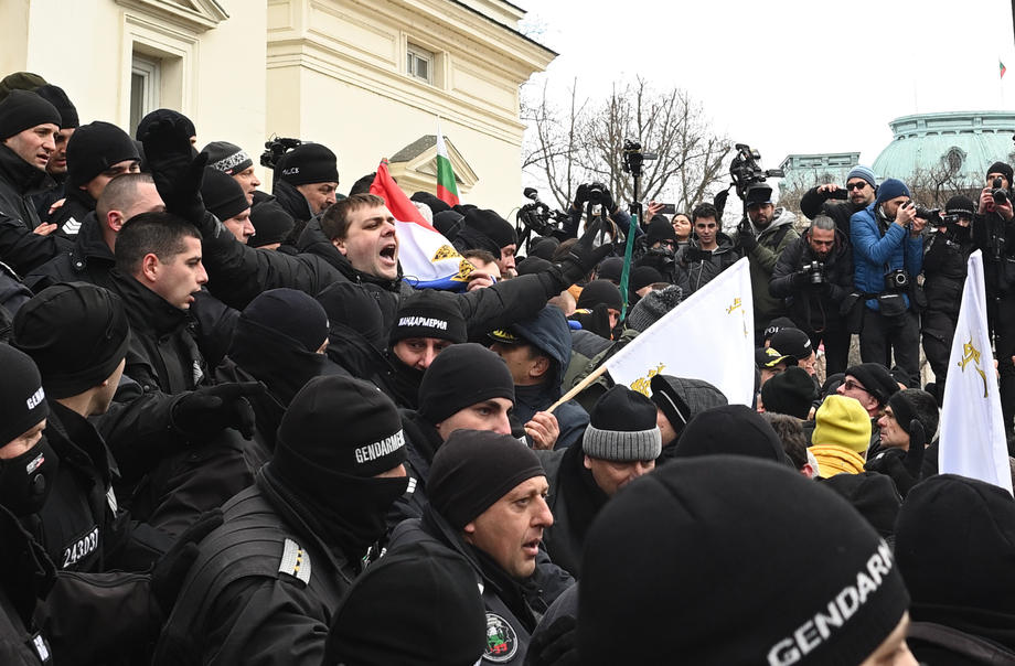Incidente în Bulgaria, la un protest antirestricții. Manifestanții au vrut să intre în Parlament, unde ușile au fost baricadate cu mese