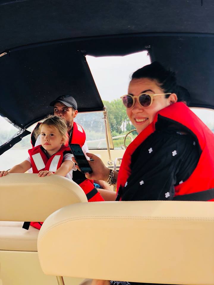 Oana Roman, vacanță în Deltă cu familia. "Am venit ca să-i arătăm Isei frumusețile României" | FOTO
