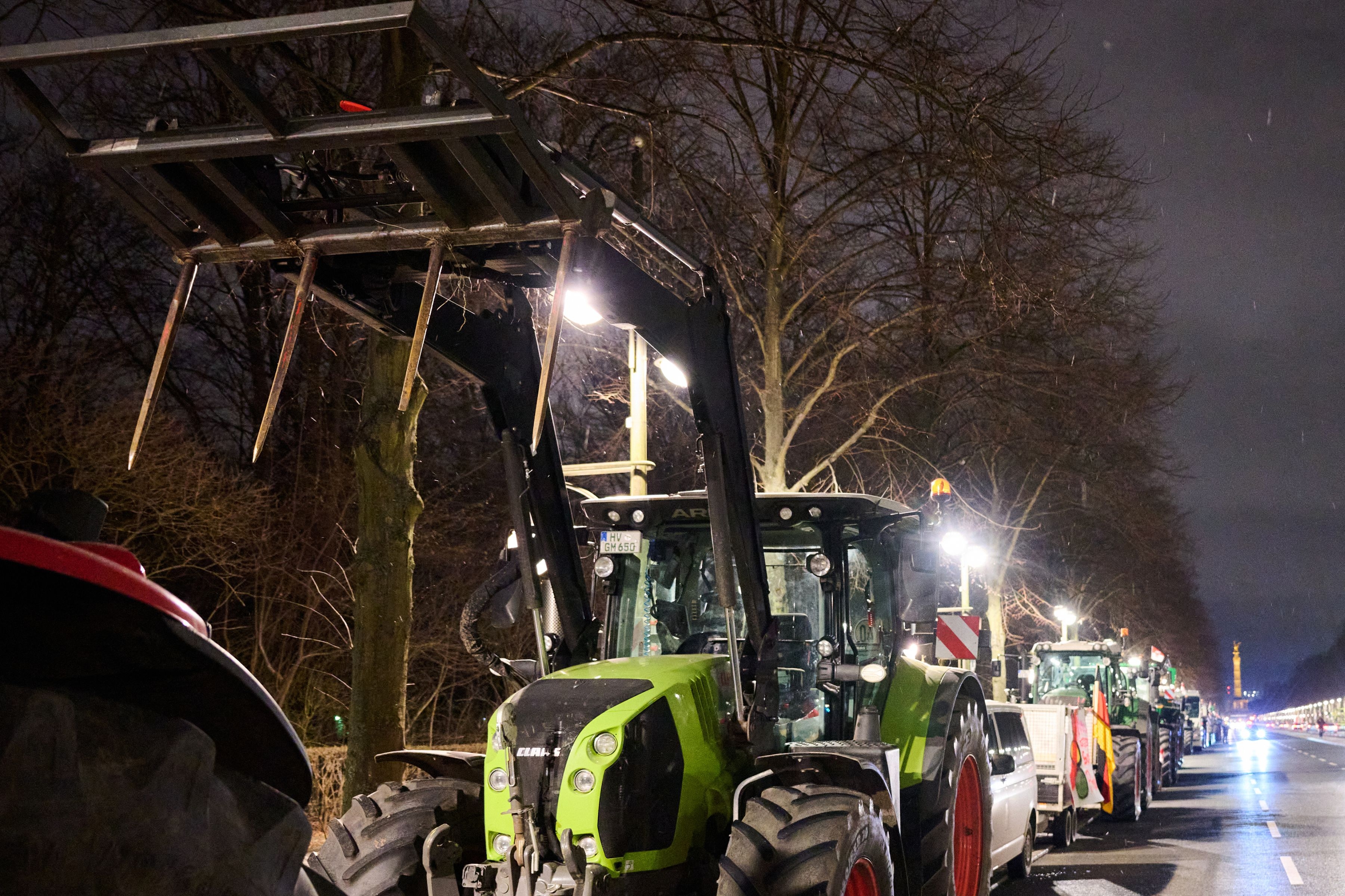 Autostrăzi blocate în toată Germania de „cea mai mare grevă postbelică” a fermierilor. Coloană de 20 de kilometri de tractoare, pe A63, lângă Mainz