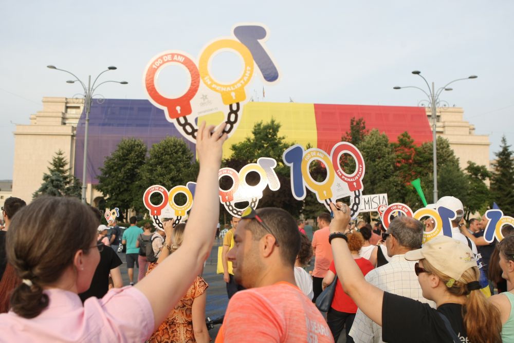 GALERIE FOTO/ Protest #Rezist, la o zi după mitingul PSD. Circa 1.000 de persoane sunt în Piața Victoriei