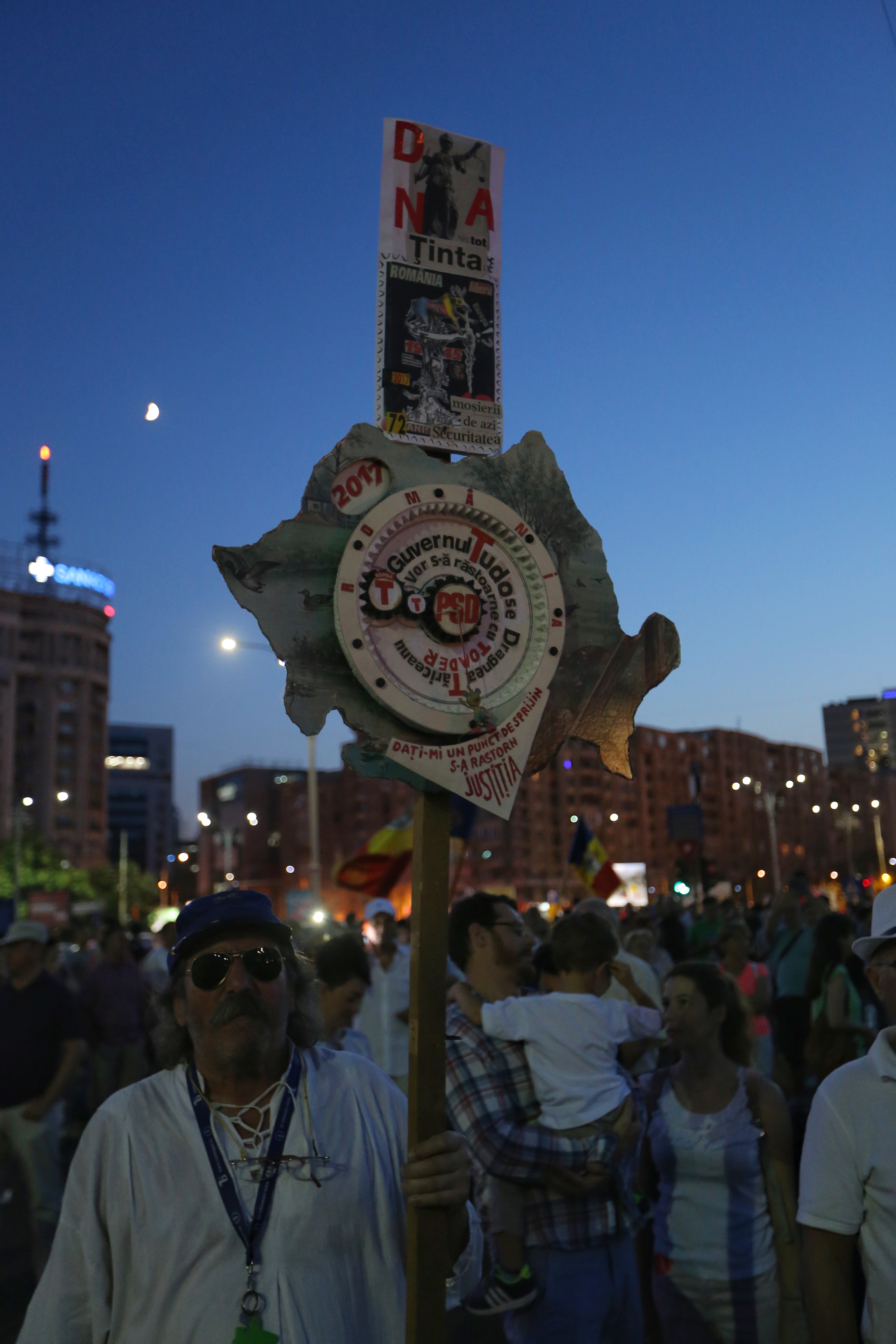 FOTO&VIDEO/ Peste 2.500 de oameni au protestat în Piața Victoriei faţă de modificările la legile justiţiei