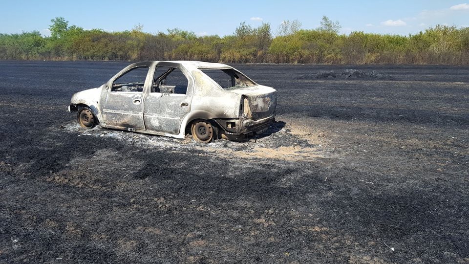 Incendiile de vegetație fac ravagii în Timiș. O mașină și mai multe hectare de teren, făcute scrum