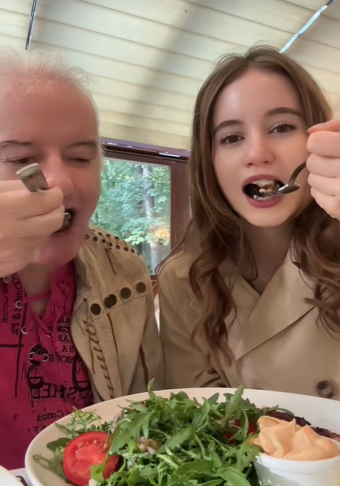 Irinel Columbeanu, la restaurant cu fiica Irina. Ea i-a tăiat friptura și l-a șters la gură, iar el a reacționat: „Viața e frumoasă”