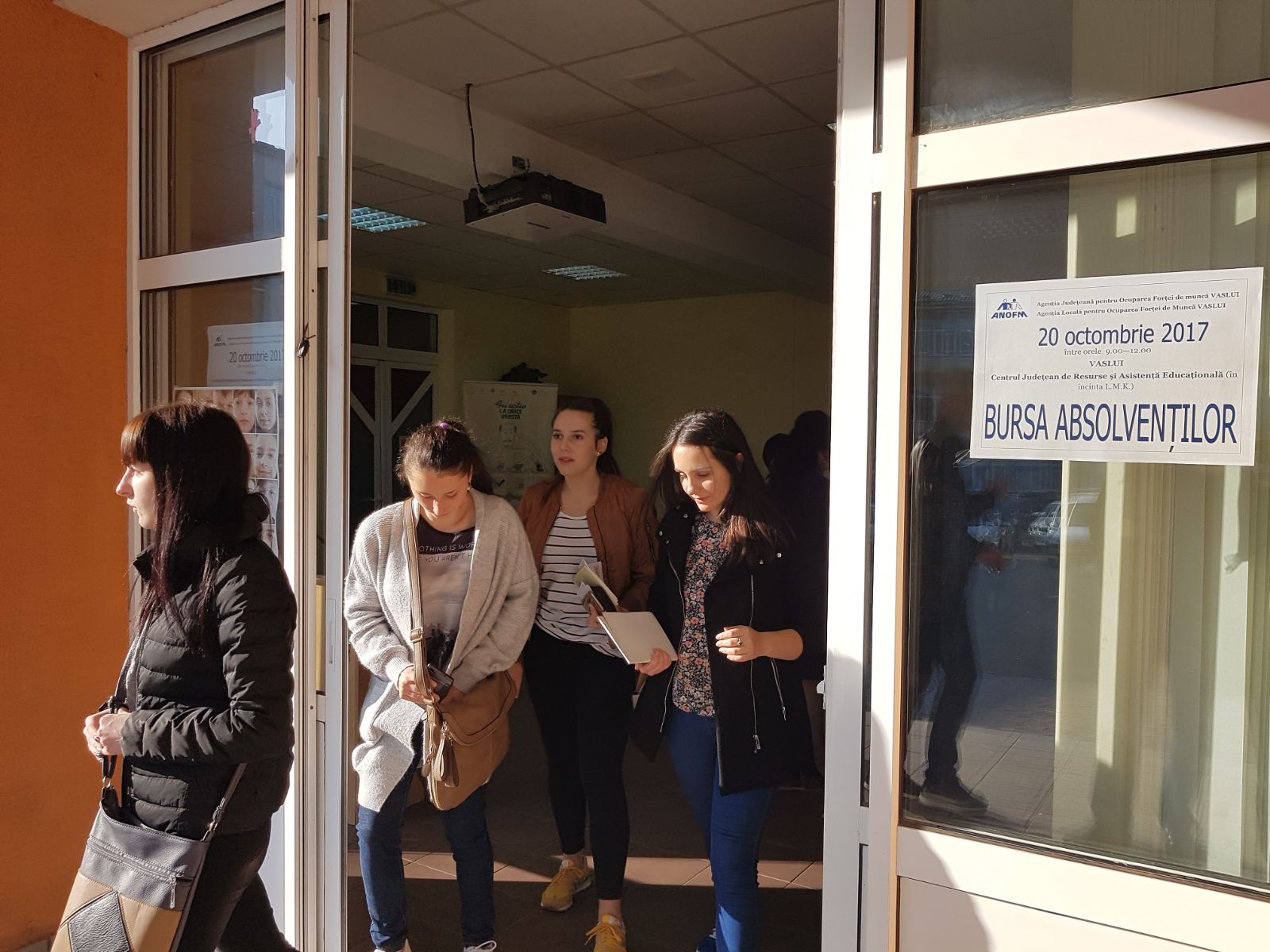 REPORTAJ: Campionii șomajului din România au tratat cu dispreț bursa locurilor de muncă pentru absolvenți de la Vaslui| GALERIE FOTO