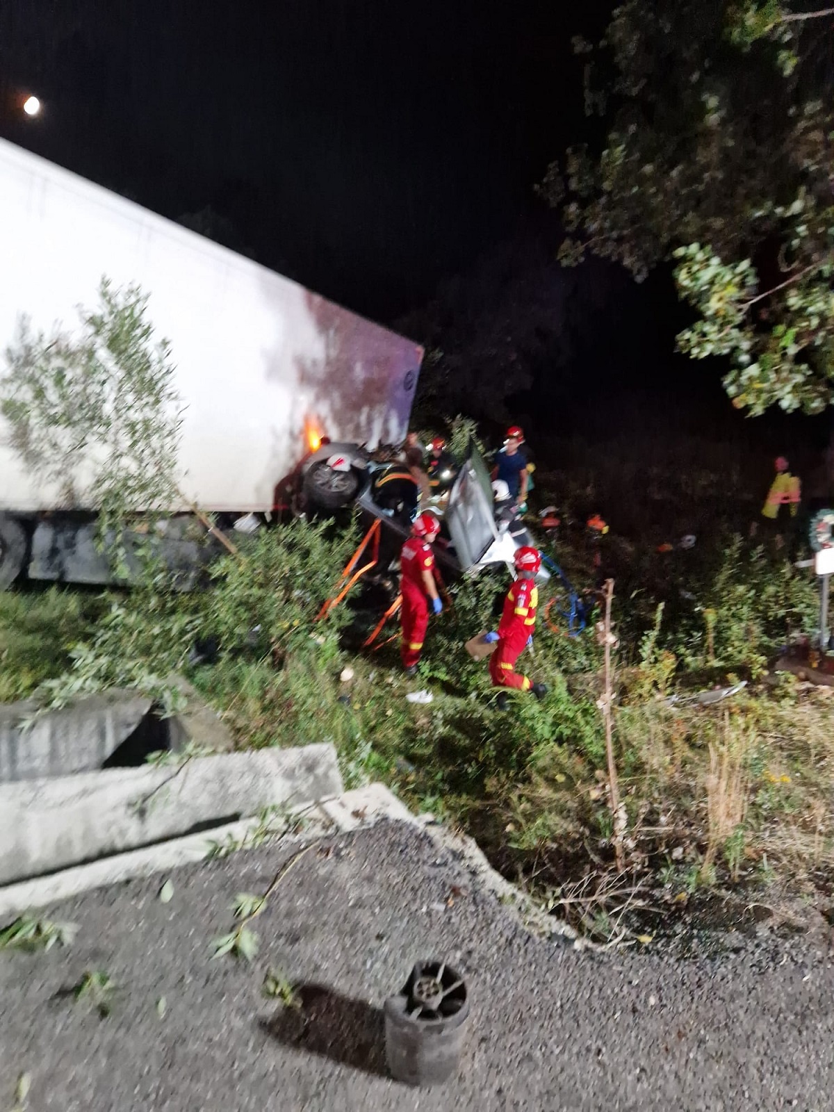 Familie distrusă în Sibiu, unde un camion intrat pe contrasens a făcut praf o mașină. Șoferul și soția lui au murit, doi adolescenți au fost grav răniți