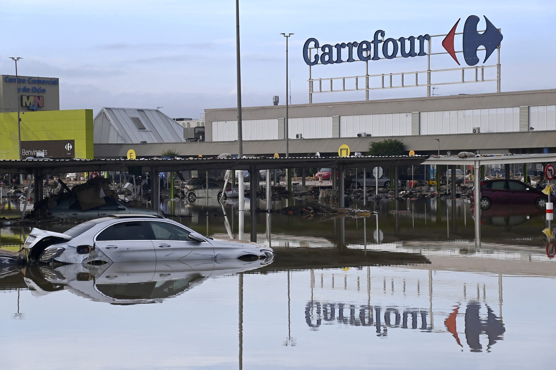 Primele clipe ale dezastrului din Spania. Șoferii din Valencia așteptau liniștiți la semafor | VIDEO