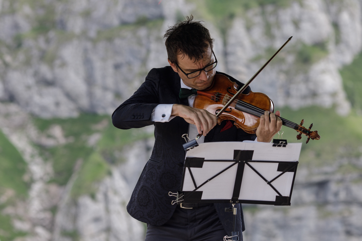 REPORTAJ la 2.025 de metri altitudine. Violonistul Alexandru Tomescu a dus Stradivariusul în Bucegi, în ultimul concert „Paganini Magic”