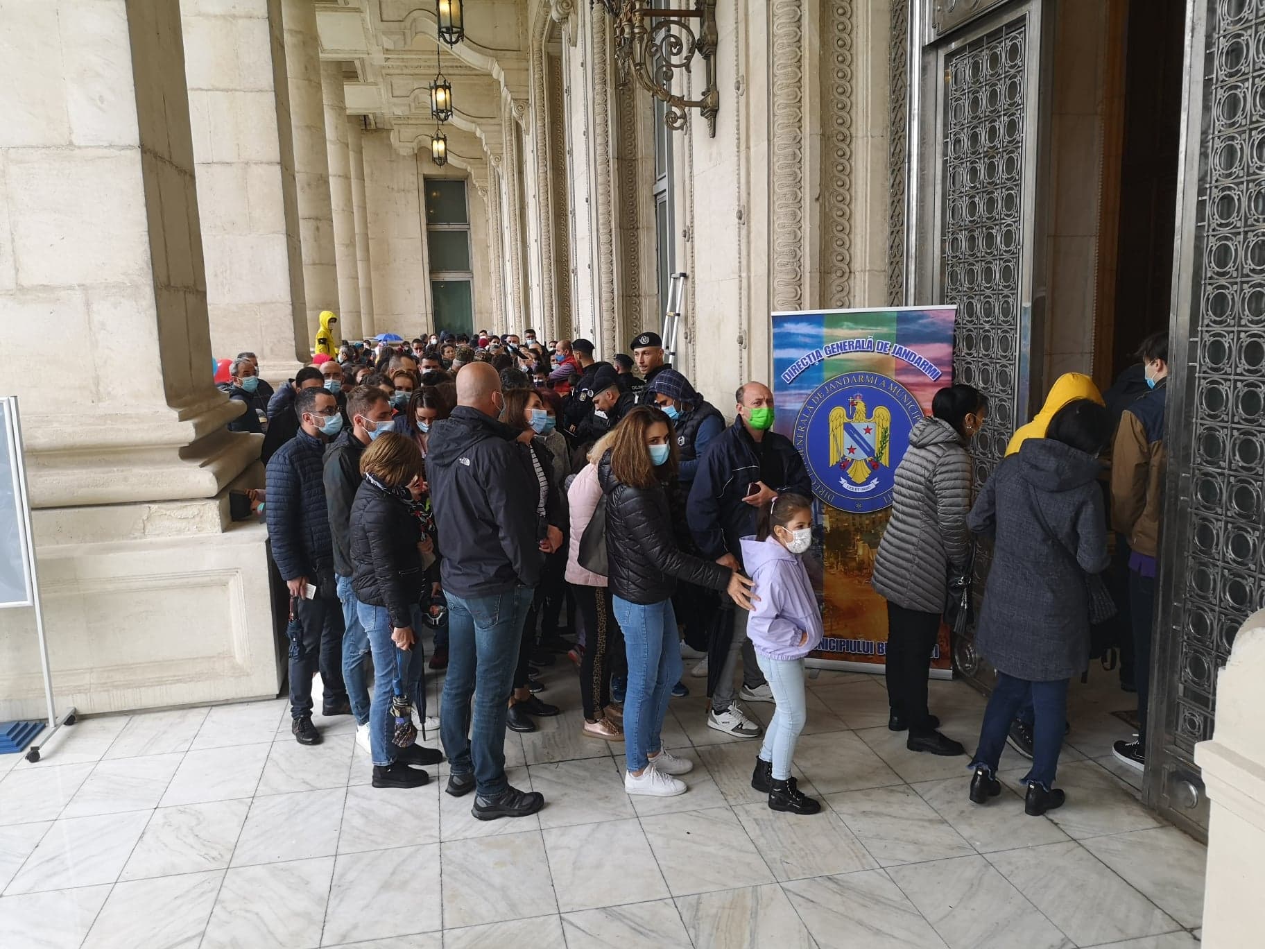 Cozi la Palatul Parlamentului, care poate fi vizitat gratuit astăzi, de Ziua Copilului