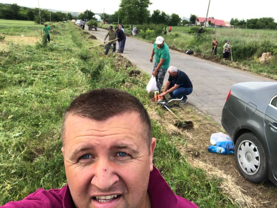 FOTO: Polițiști, consilieri locali și angajații unei primării din Vaslui, încolonați de edil și duși la curățatul șanțurilor