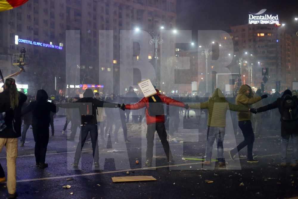 Violențe între ultrași și jandarmi, miercuri seară, în Capitală, pe finalul protestelor / FOTO & VIDEO