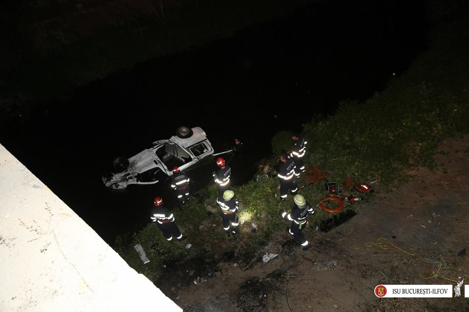 Trei oameni, între care un copil, morți într-un microbuz căzut în Dâmbovița