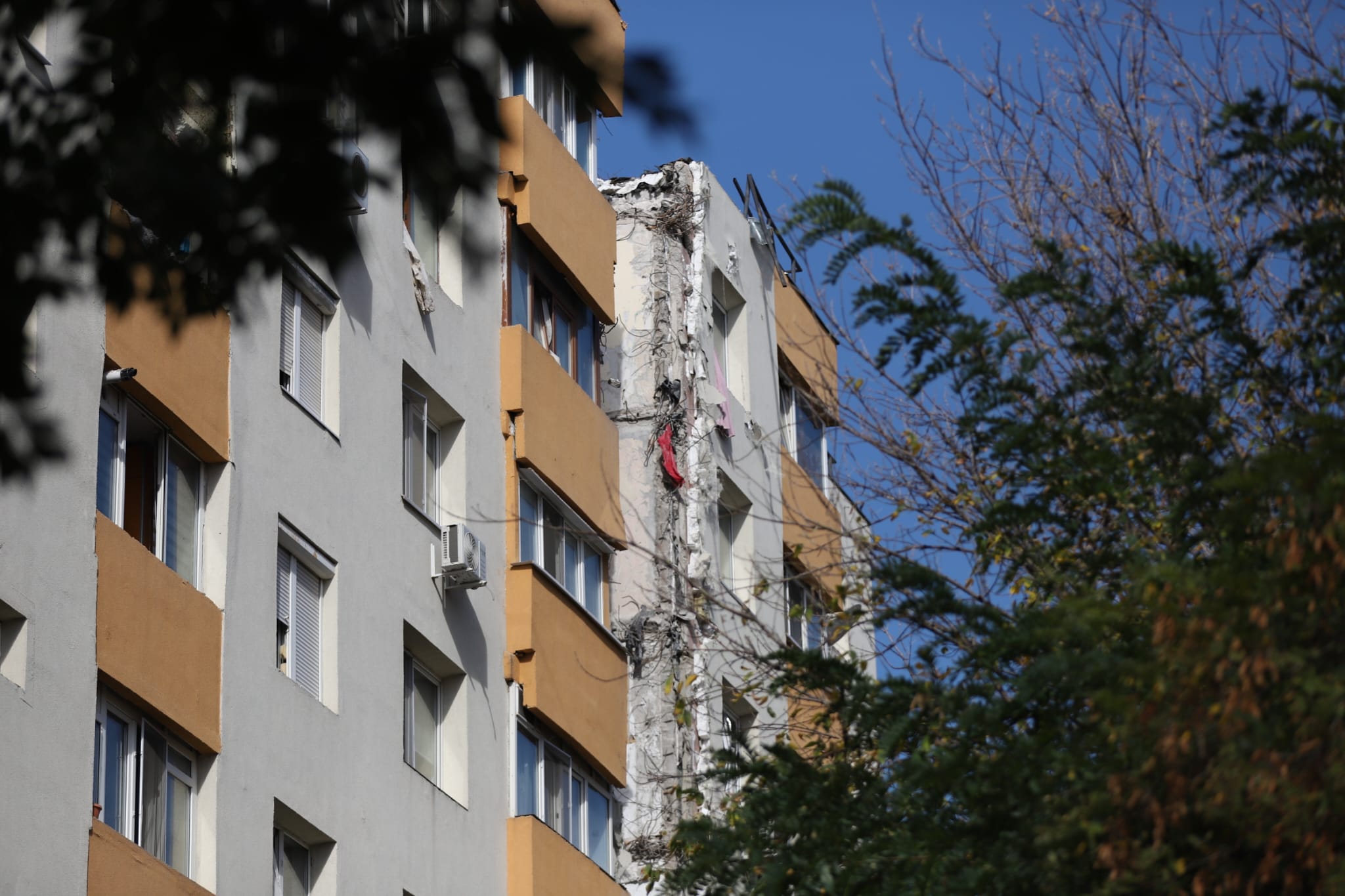 Lucrări la blocul din Rahova afectat de explozie, la un an de la deflagrație