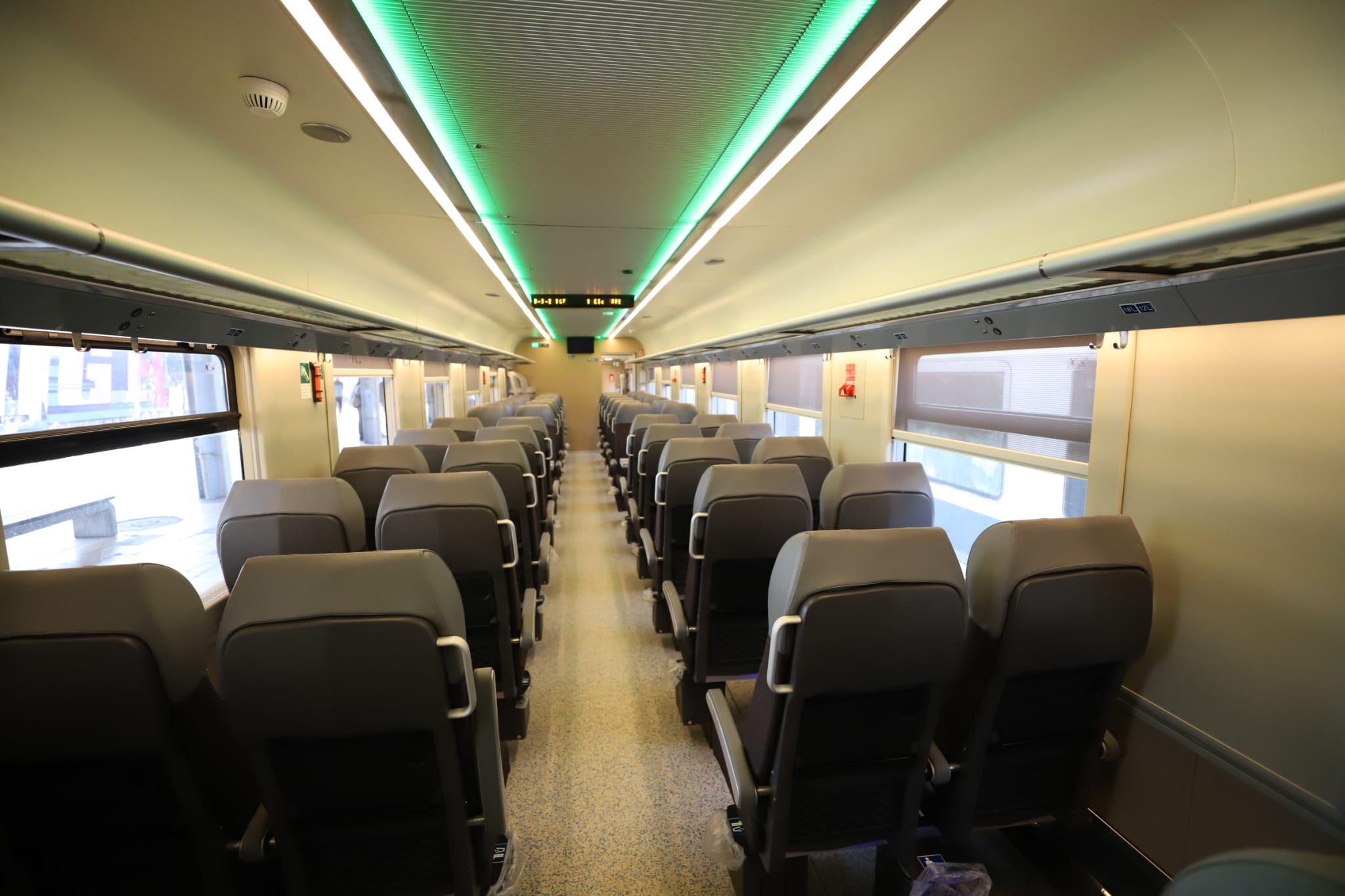 Viteză, confort și lift pentru persoane cu dizabilități. Primul tren modernizat complet circulă de astăzi pe ruta București-Constanța