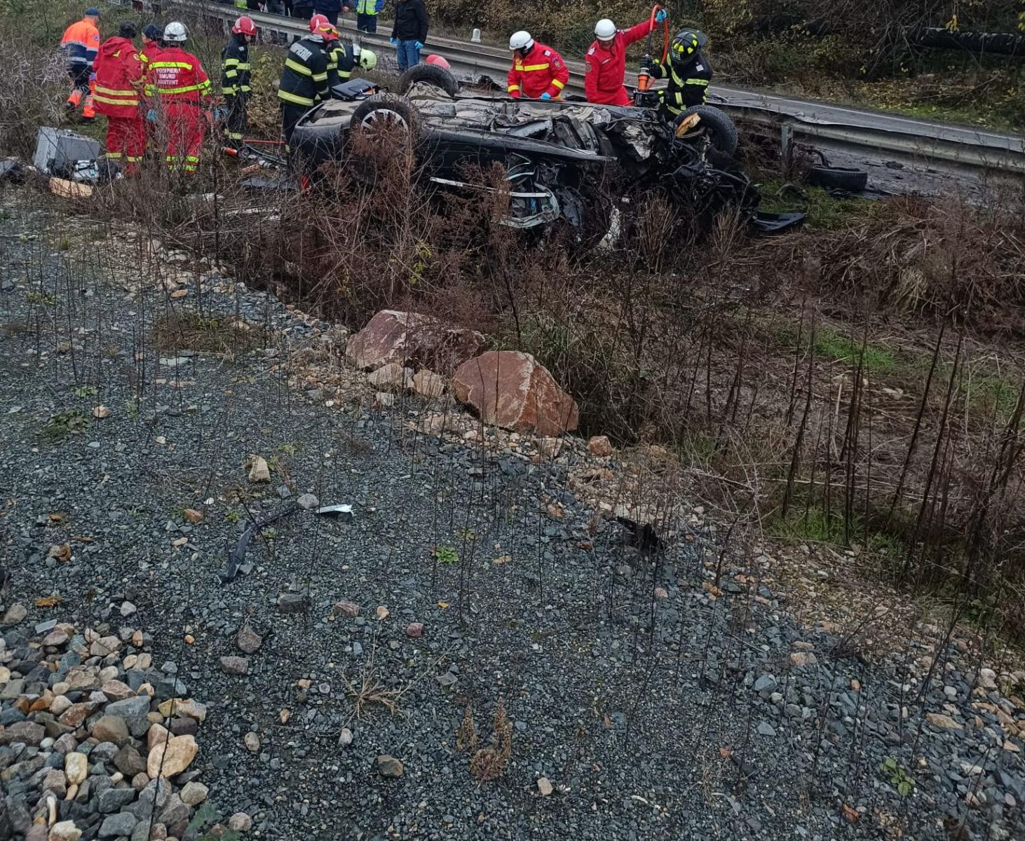 Un buldoexcavator de 25 de tone a căzut peste o mașină în care se aflau două tinere, pe DN7. Una a murit, cealaltă a fost grav rănită | FOTO