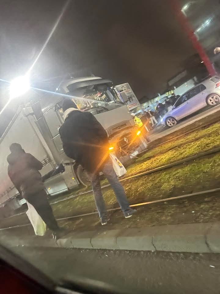 Un șofer de TIR din Turcia a blocat mai multe linii de tramvai din București, din cauza GPS-ului