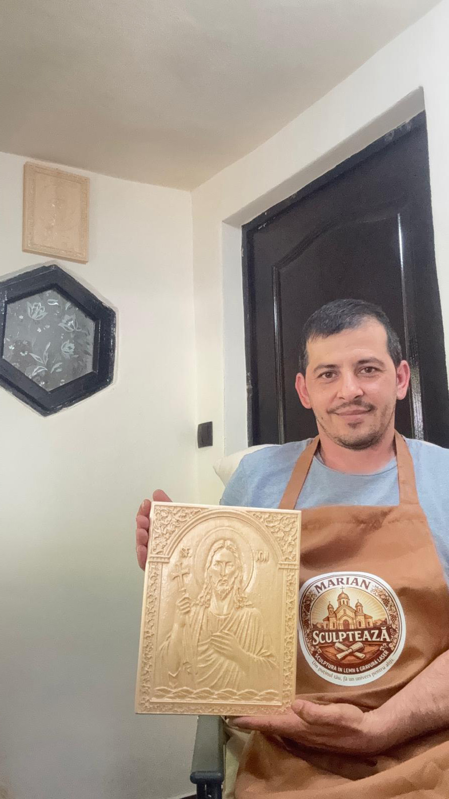 Un sculptor din Prahova continuă să creeze icoane din lemn în plină eră digitală. Banii încasați din lucrări, folosiți pentru tratamentul mamei sale