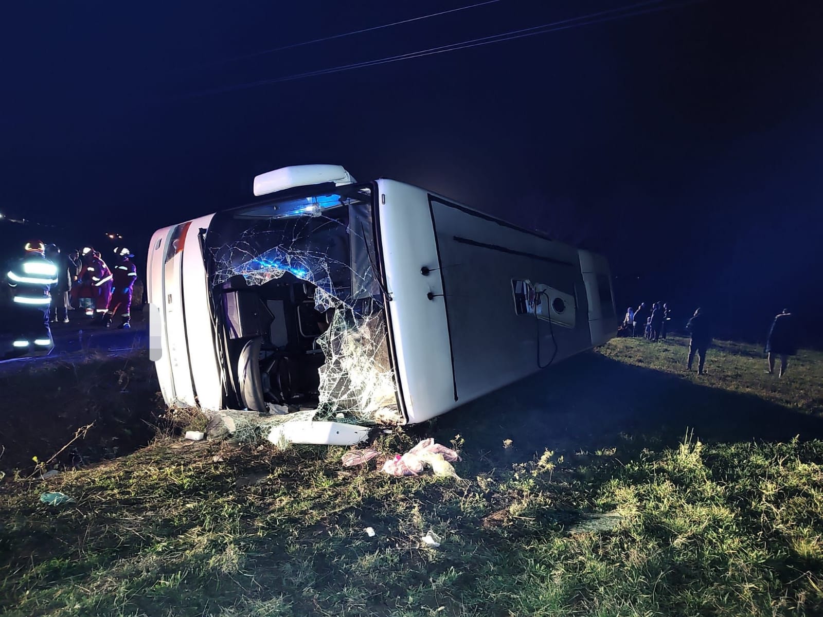Un autocar cu 33 de pasageri s-a răsturnat în Arad și a ajuns în șanț. Sunt opt persoane rănite