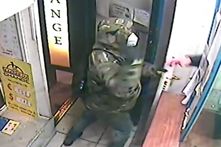 Maszkos fegyveres támadt rá egy pénzváltó munkatársára Budapesten - videó