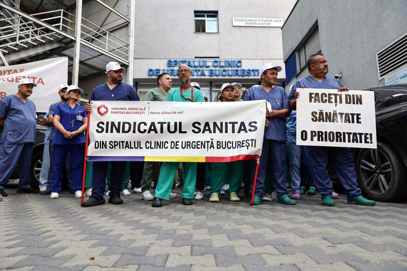 Grevă de avertisment organizată de Sanitas. Noua lege a salarizării propusă de Guvernul Bolojan, sursa nemulțumirilor: „Sporul pentru turele de noapte este o bătaie de joc”