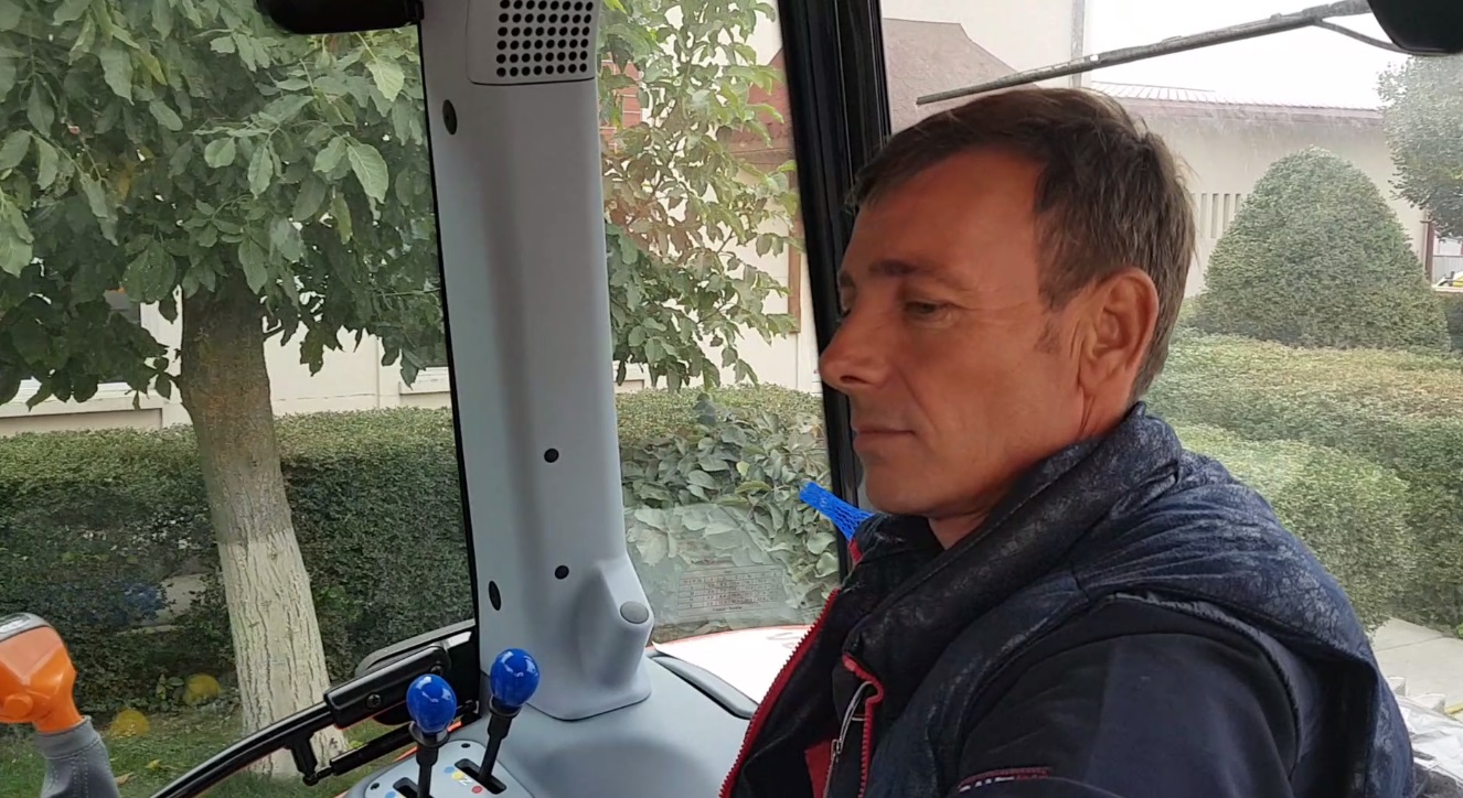 Un tractorist câștigă de trei ori mai mult decât un profesor cu vechime. Unde mai poți învăța să conduci tractorul