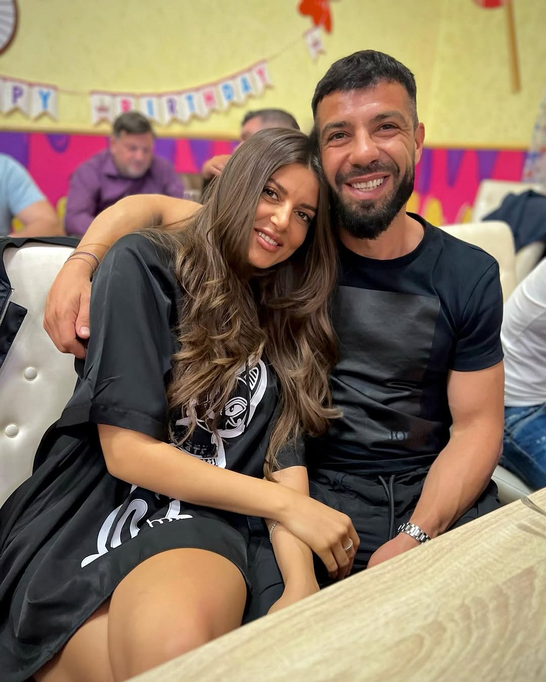 Fotbalistul român și iubita lui celebră au devenit părinți: Prima imagine cu bebelușul. Anunțaseră sarcina la o zi după ce s-au căsătorit