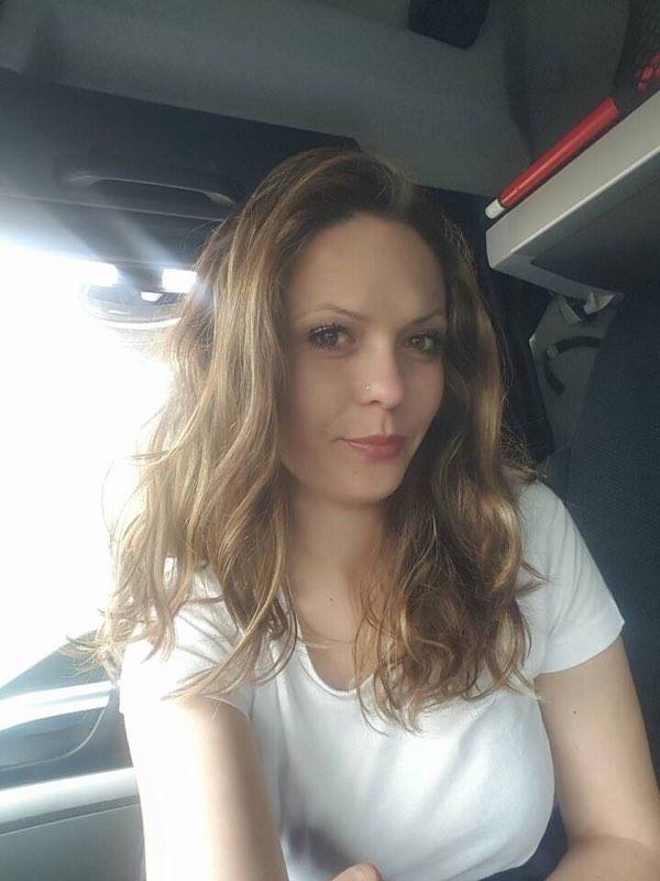 Cea mai tare din parcare! O blondă sexy străbate Europa la volanul unui TIR de 40 de tone încărcat cu... substanțe periculoase!