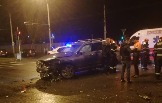 FOTO. Un jandarm și trei polițiști, răniți într-un accident produs în Capitală. Cei patru erau în misiune