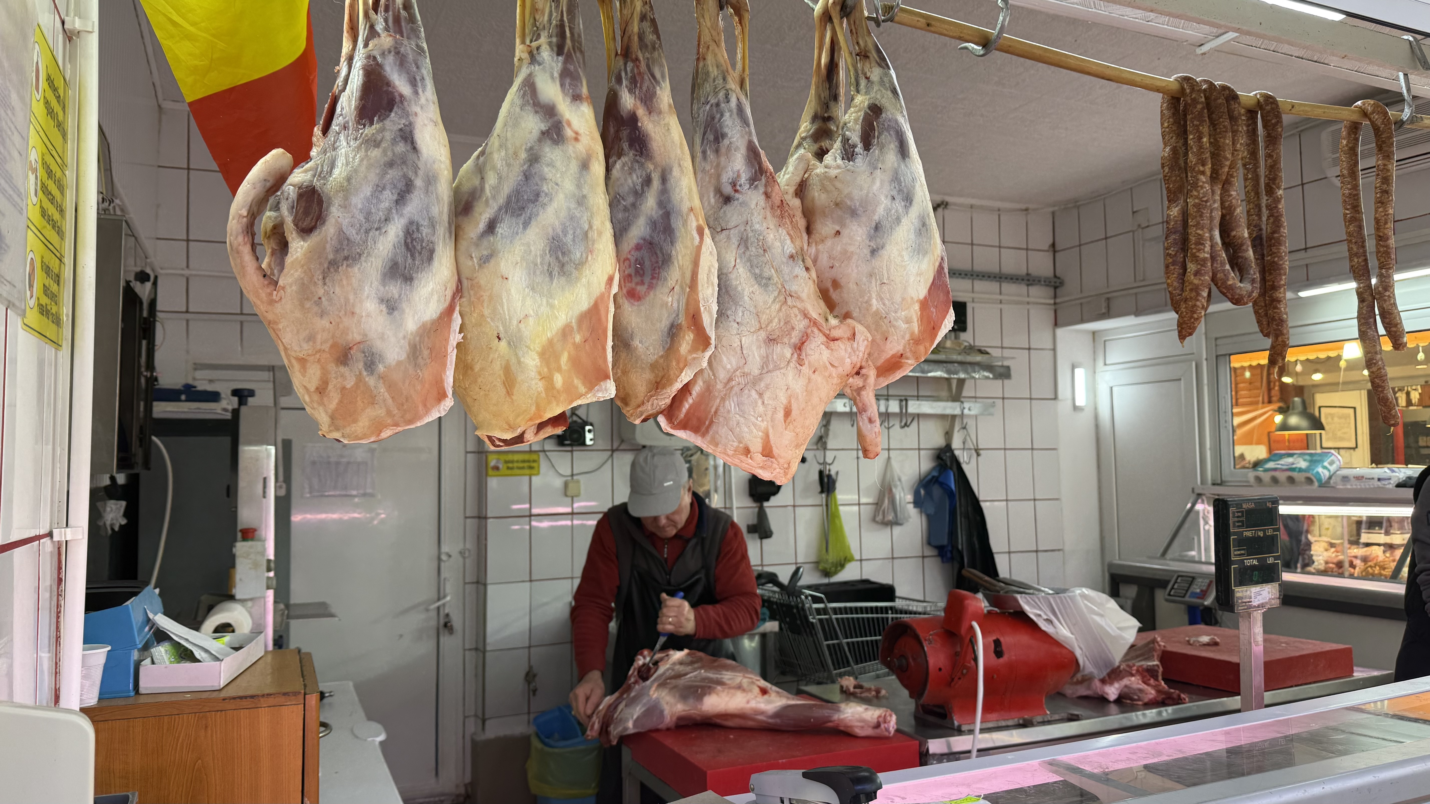 Cum își pregătesc comercianții marfa pentru masa de Paște: „Oamenii vor calitate. Avem miel de Dobrogea. Sperăm să vindem tot”
