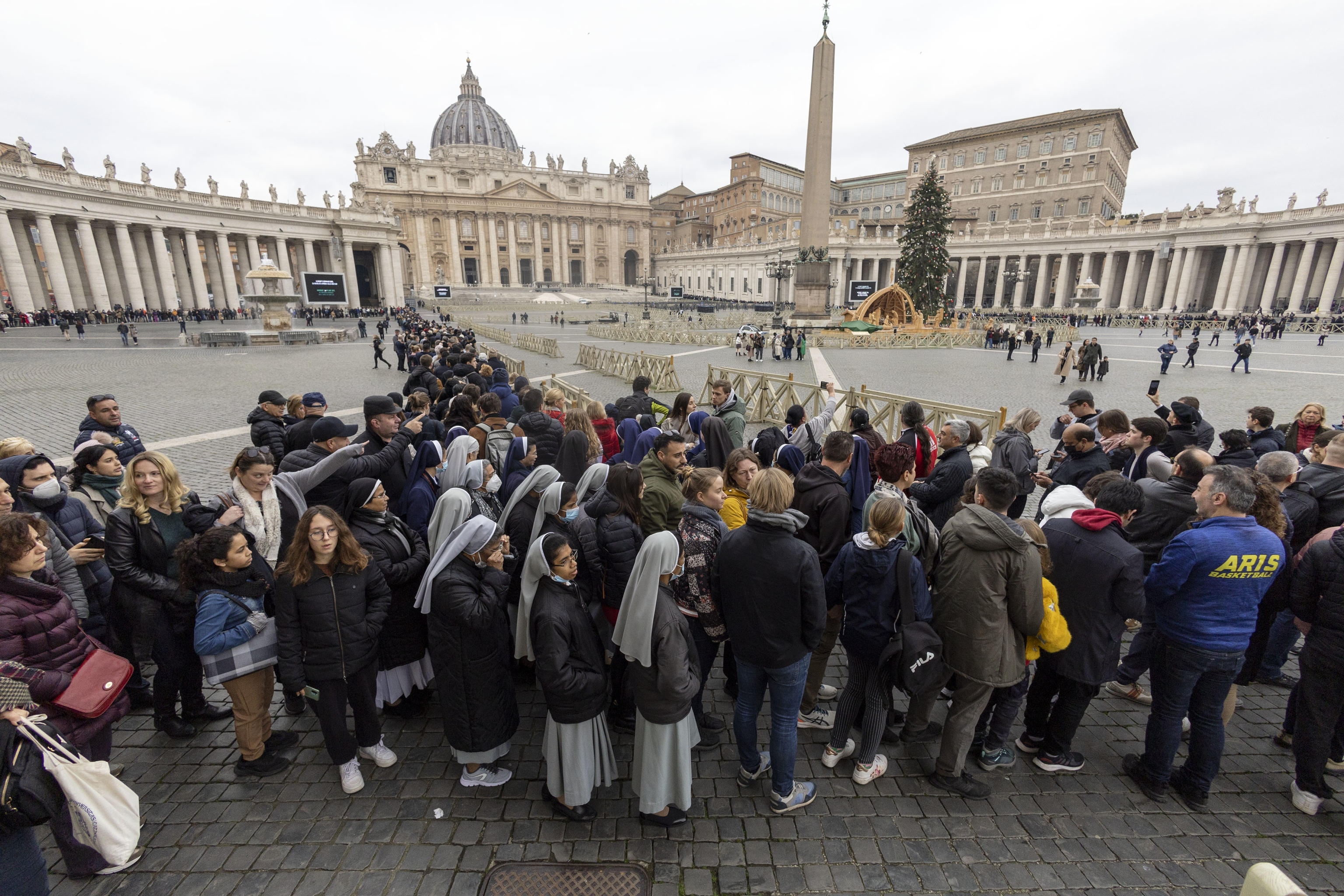 Mii de credincioși stau la coadă pentru a-i aduce un ultim omagiu Papei Benedict al XVI-lea, la Bazilica Sf. Petru de la Vatican