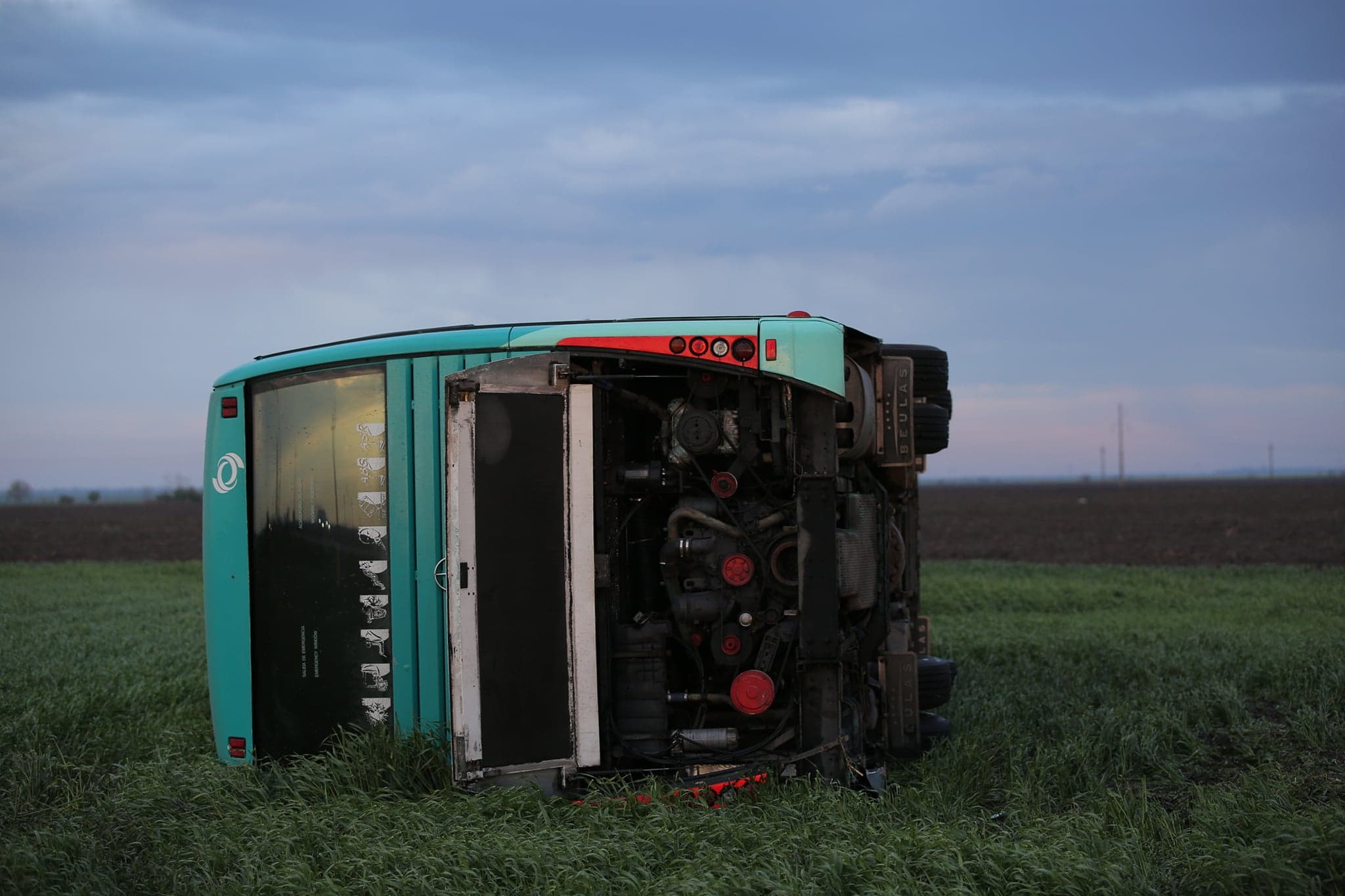FOTO&VIDEO: Imagini surprinse de jurnaliștii Libertatea, în locul unde un autocar a fost răsturnat de o tornadă, în județul Călărași