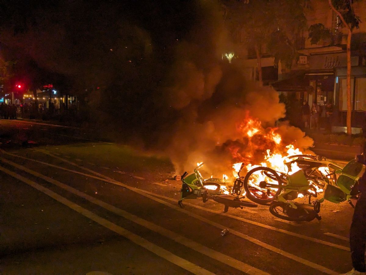 Victoria stângii în alegerile din Franța, sărbătorită de mii de oameni în centrul Parisului. Ciocniri între poliție și unii manifestanți