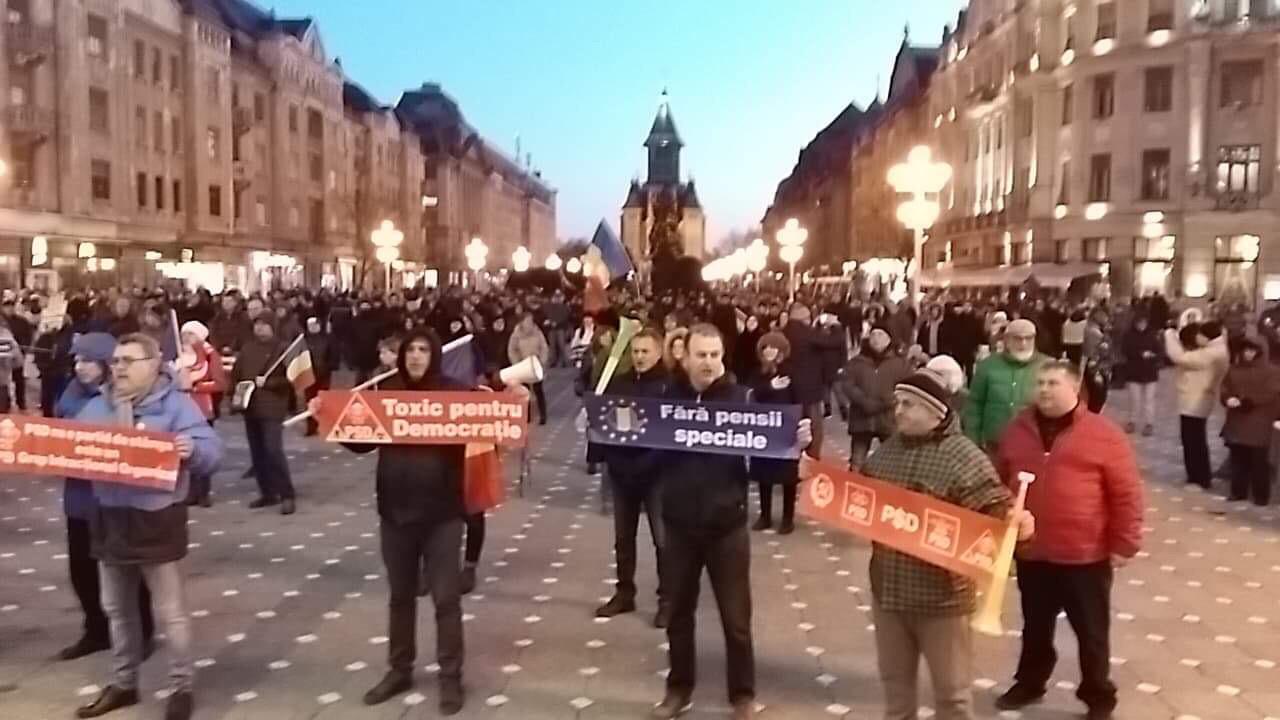 VIDEO/ Proteste în București, în fața Guvernului, și în principalele orașe din țară. Cioloș și Barna, prezenți în Piața Victoriei
