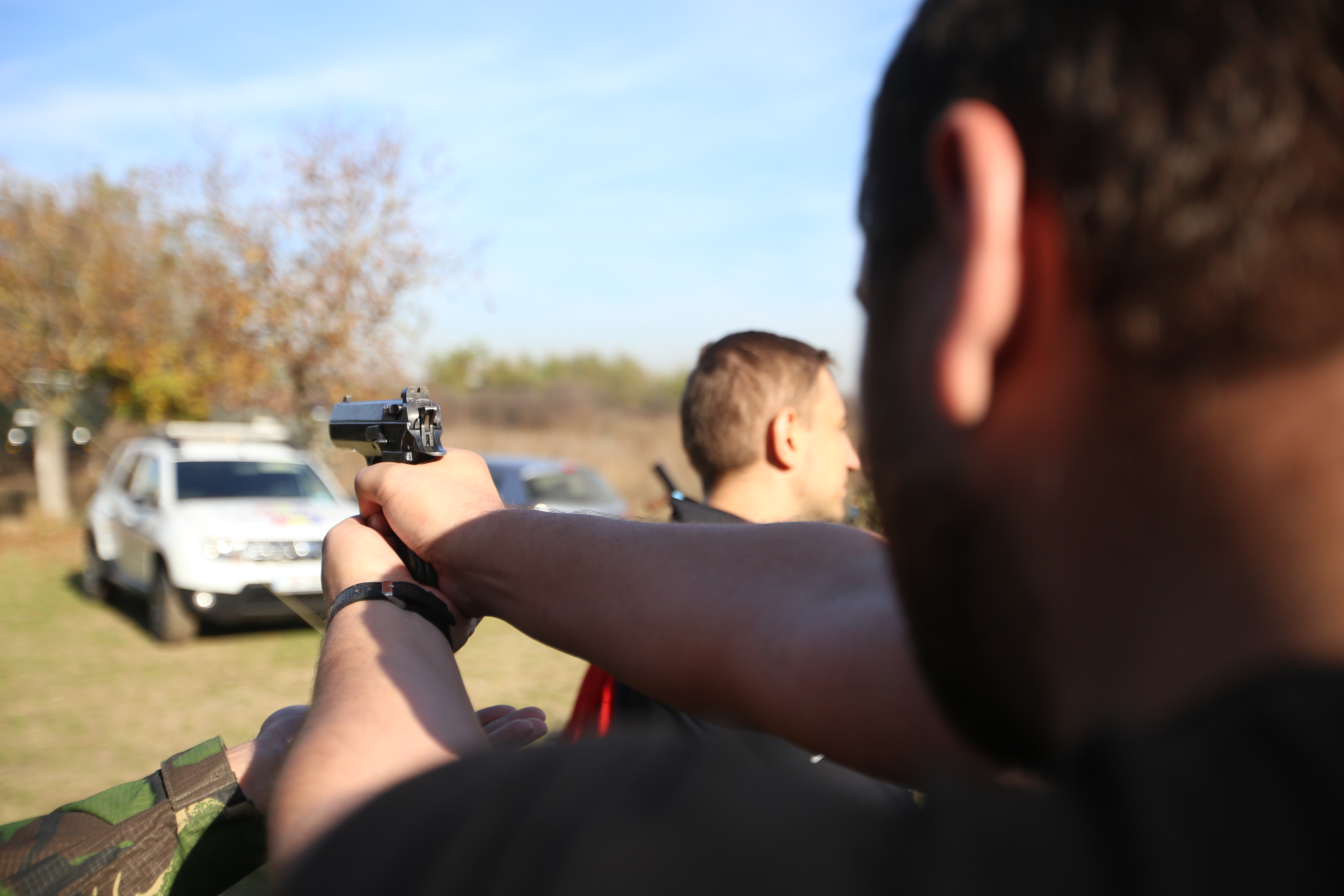 VIDEO | Reportaj cu arma-n mână. Am testat mitraliera NATO și pistolul pentru luptă urbană