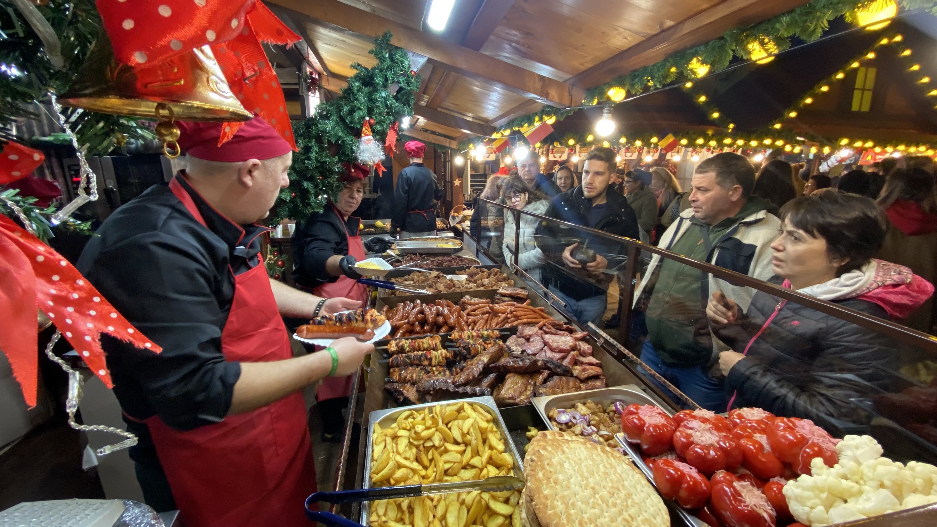 FOTO. Cât costă sarmalele sau un cozonac în târgurile de Crăciun din București? Libertatea a comparat prețurile și a tras concluzia: e scump!