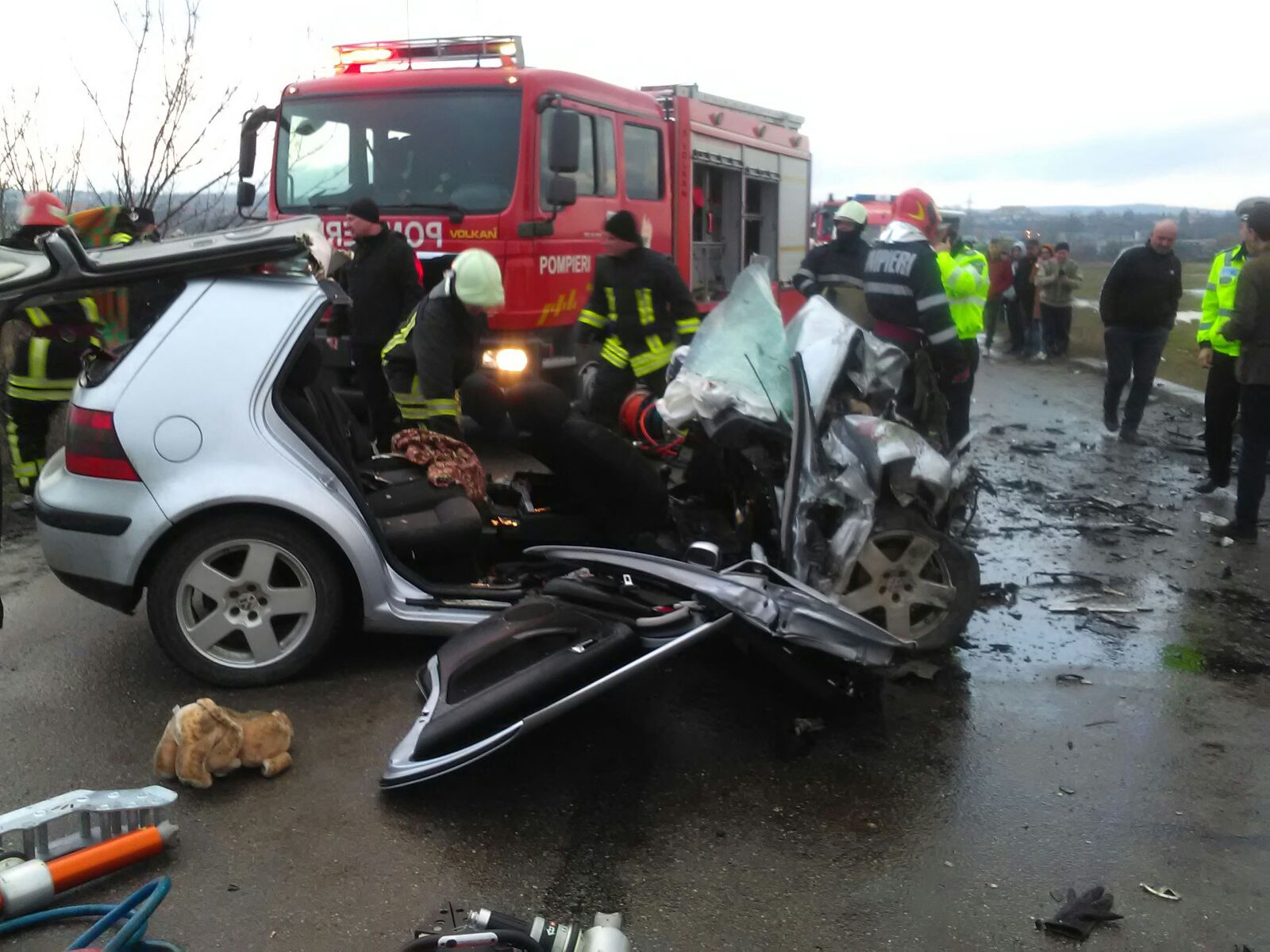 UPDATE / Accident mortal, provocat un șofer băut. Două mașini s-au ciocnit frontal la ieșirea din Vaslui